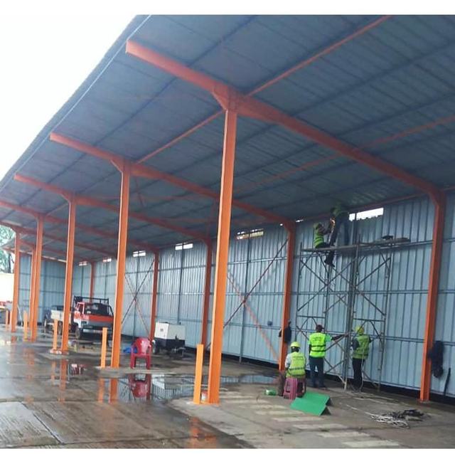 Différentes étapes de construction d'un hangar métallique de 750 m²