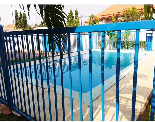 Construction d'une piscine avec clôture
