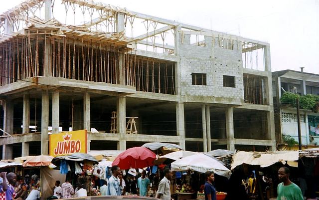 Construction d'un immeuble qui abrite le siège de la banque U.B.A à Almamya, avec sous-sol