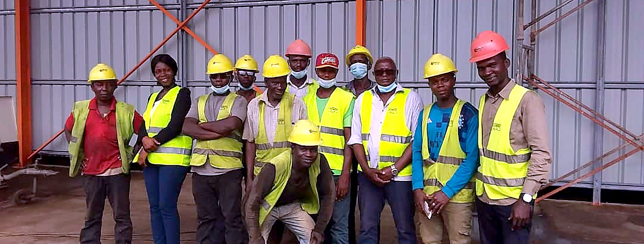 Une partie de l’équipe Technifer réunie sur un chantier, casques et gilets en place